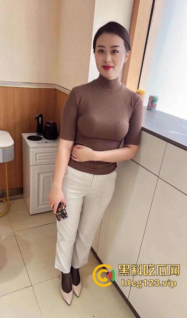 抖音爆料！江苏31岁人妻【你的晴姨】丝袜诱惑不穿内裤，妩媚撩人引发热议！-8