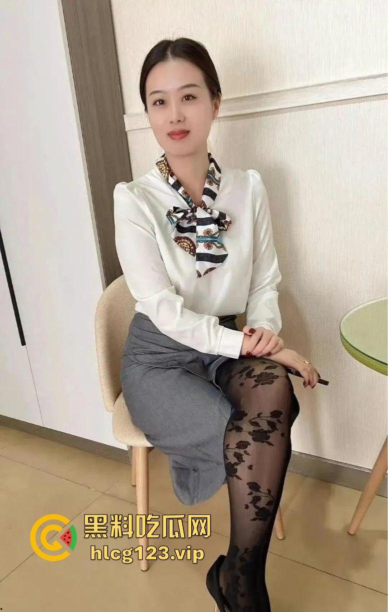 抖音爆料！江苏31岁人妻【你的晴姨】丝袜诱惑不穿内裤，妩媚撩人引发热议！-9