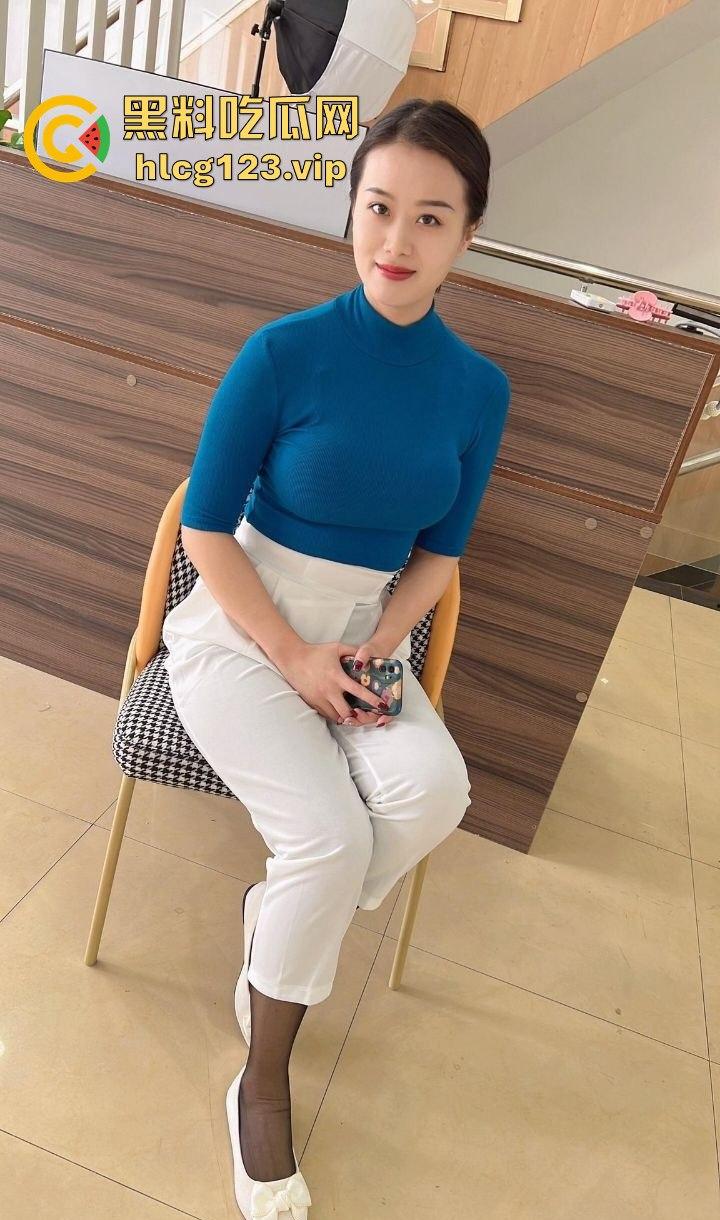 抖音爆料！江苏31岁人妻【你的晴姨】丝袜诱惑不穿内裤，妩媚撩人引发热议！-12