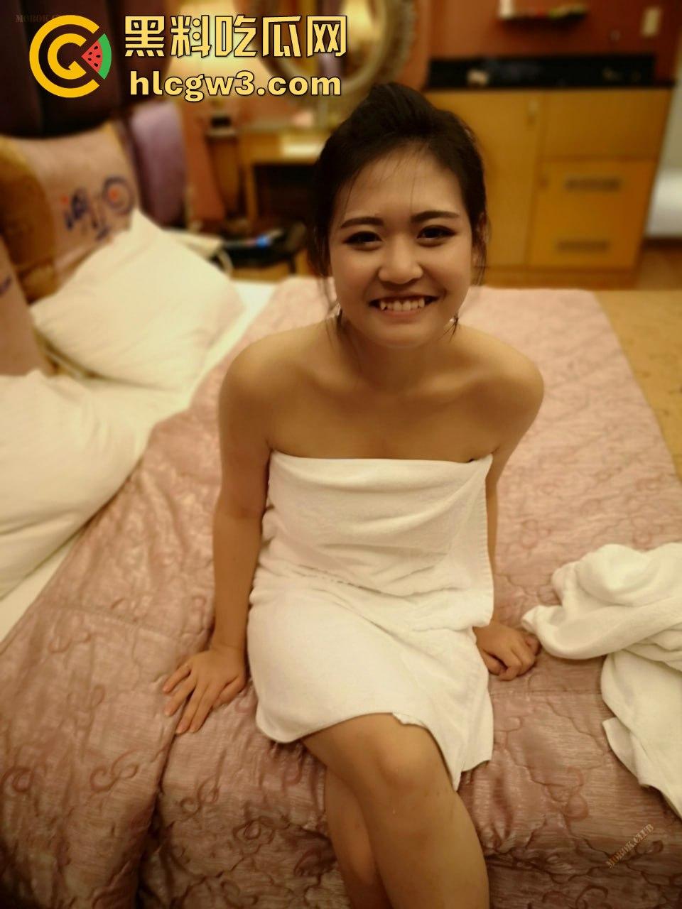 极品人妻被绿帽老公亲手送进4P战场视频流出 四大猛男轮操爆浆前后夹击爆操呻吟，呻吟声撩到耳朵发烫！-15