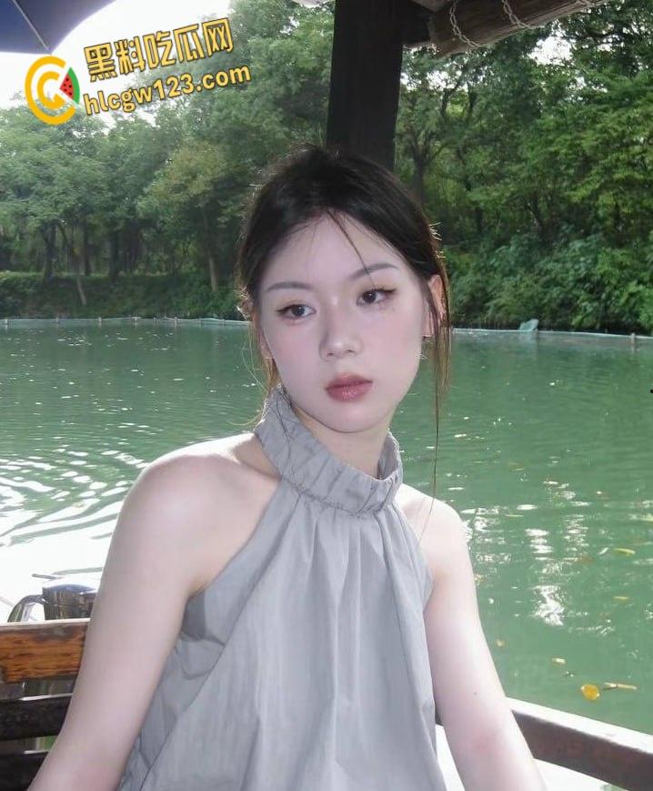 00后模特【蒯欣欣】清纯T台变情趣野猫，白虎肥臀后入，娇喘勾魂内射还想再来一炮!-5