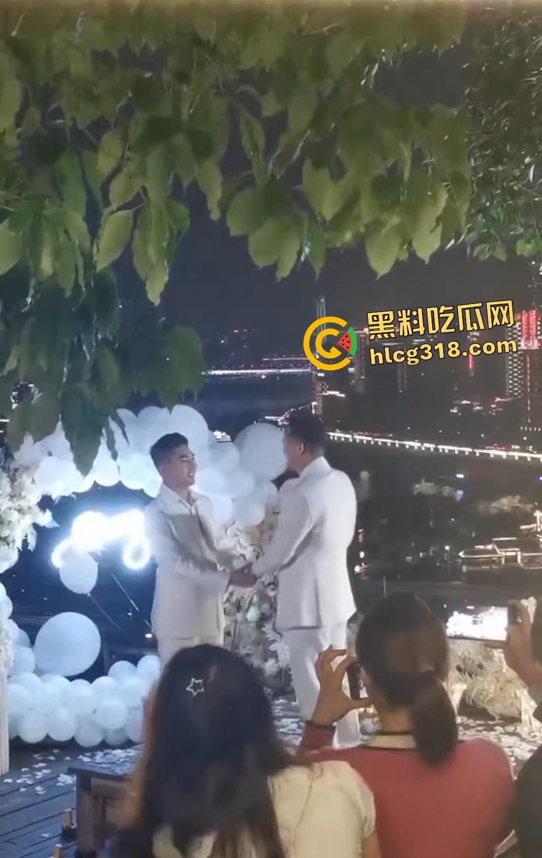 成都gay情侣白西装婚礼炸裂！亲朋好友围观拥抱亲嘴，包容度爆表还是直奔床榻吃鸡？-2