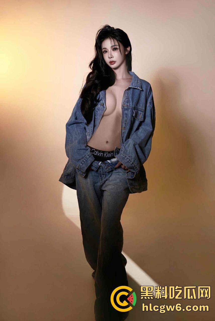 广州街头露出新手小情侣上线 老婆真空包臀裙黑丝高跟出街,老公偷偷带摄影师全程跟拍,回家看片直接湿到脚!-6