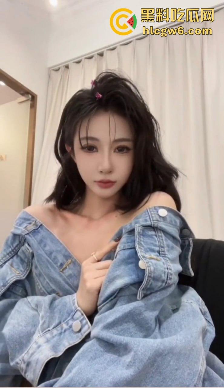 广州街头露出新手小情侣上线 老婆真空包臀裙黑丝高跟出街,老公偷偷带摄影师全程跟拍,回家看片直接湿到脚!-12