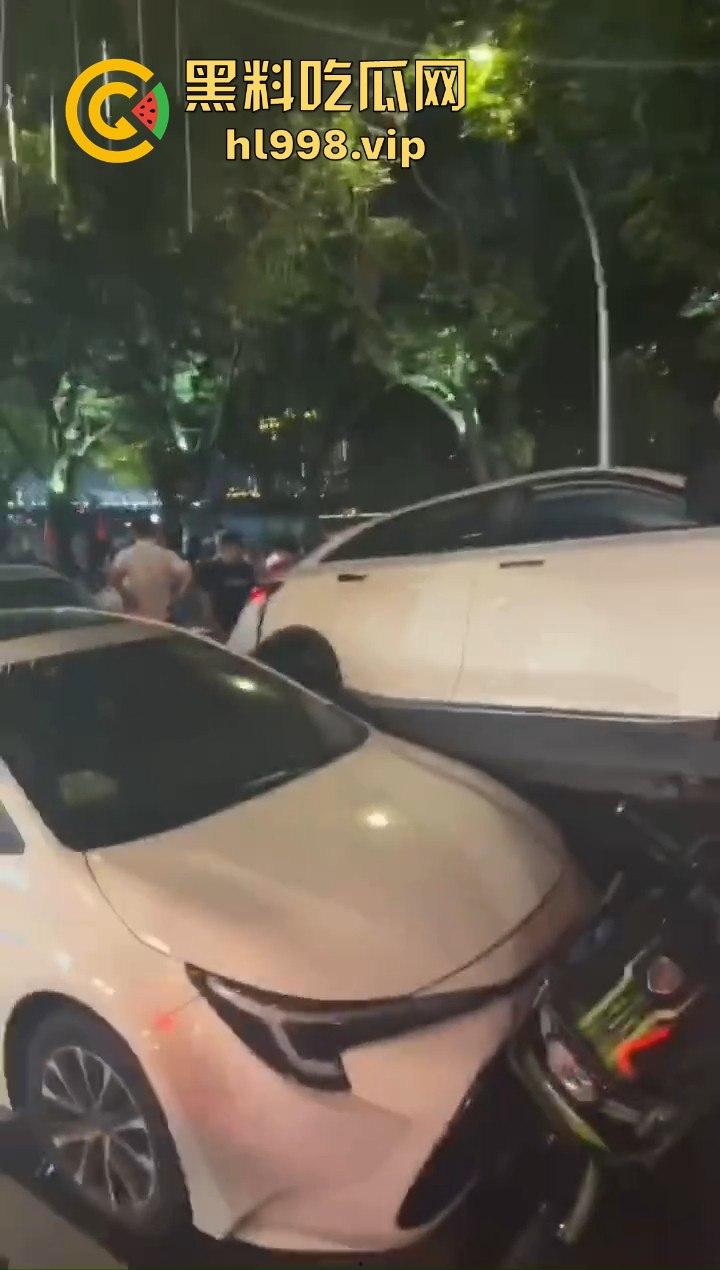 福州惊现比亚迪元怼威马，乘客嘴贱把司机吵崩溃，硬是要带人一起见阎王！-5