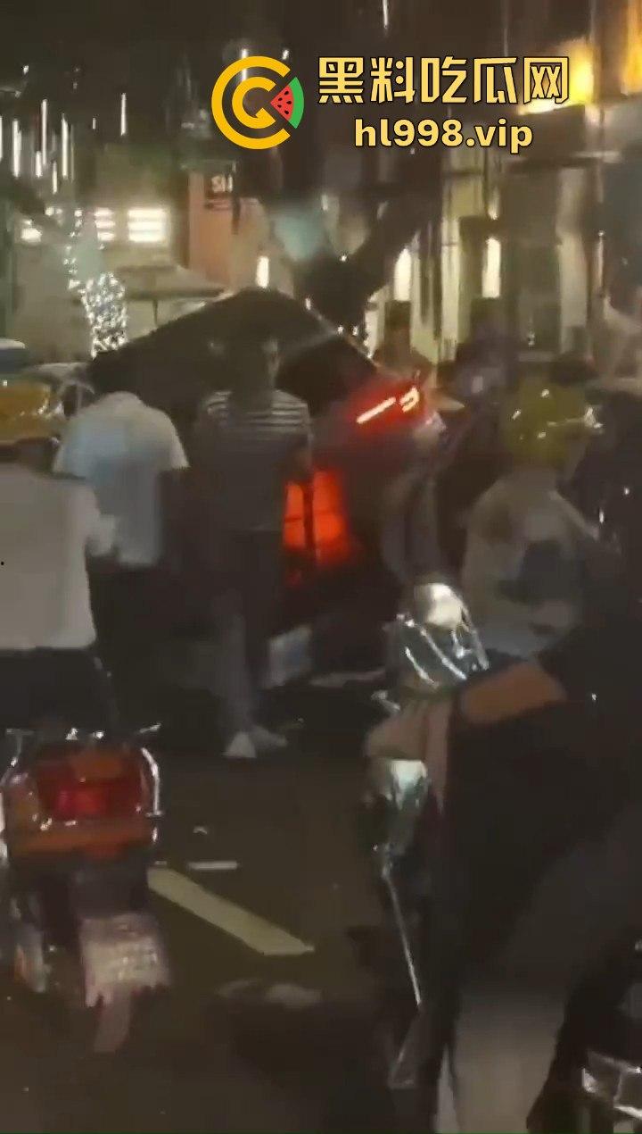 福州惊现比亚迪元怼威马，乘客嘴贱把司机吵崩溃，硬是要带人一起见阎王！-8