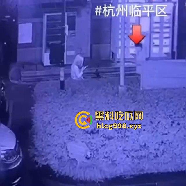 杭州惊现强吻狂魔！夜晚女生嘴唇被咬破，路人看了都以为是情侣打情骂俏，结果真是猥亵！-11