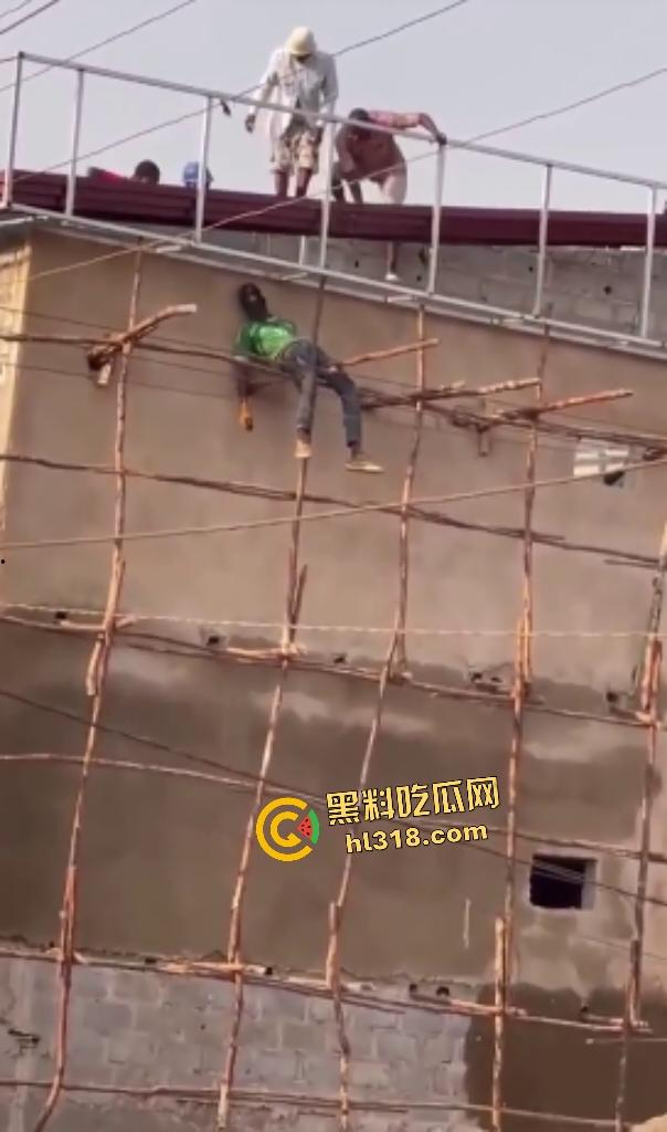 伊拉克楼顶救人变惨剧！几人逞英雄妄图逆天救命，却遭高压电线电击，直接当场坠落，被救的人还在半空！-1