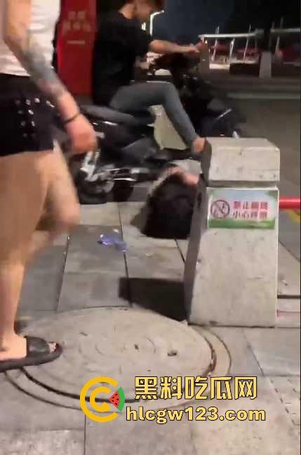 广西两精神小妹打架 大胸妹子吊带都被扒光，旁边精神小伙上去帮忙用摩托车撞 真是畜生！-5