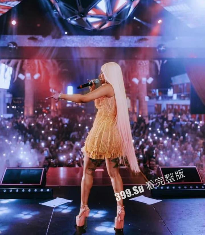 美国说唱顶流：CardiB卡老师 继丢话筒上热搜后又因演出现场没穿内裤露出而上热搜~ 她逼你看了吗？-3