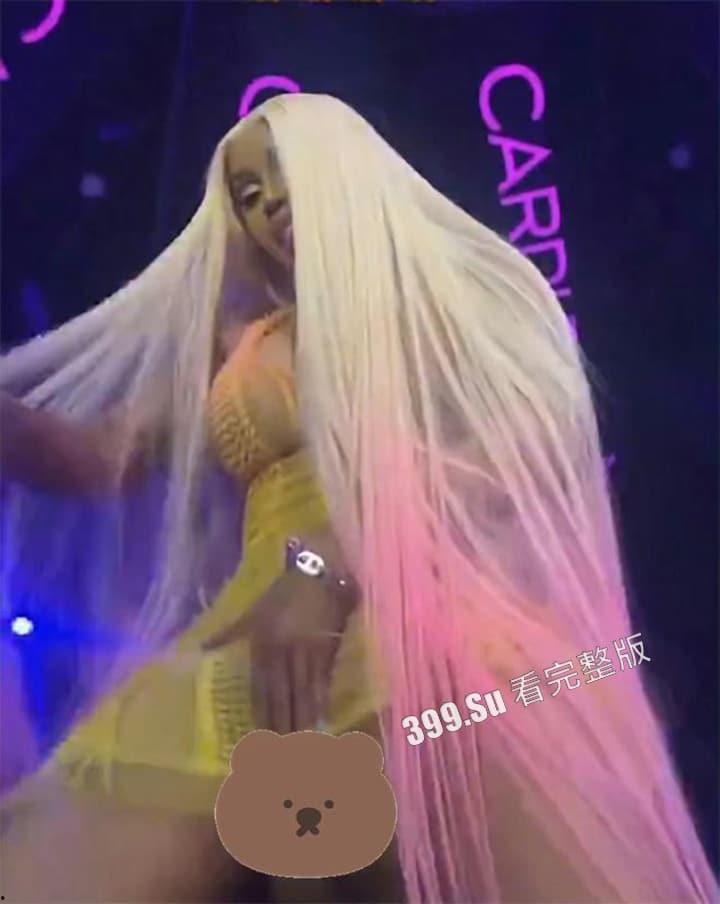 美国说唱顶流：CardiB卡老师 继丢话筒上热搜后又因演出现场没穿内裤露出而上热搜~ 她逼你看了吗？-4