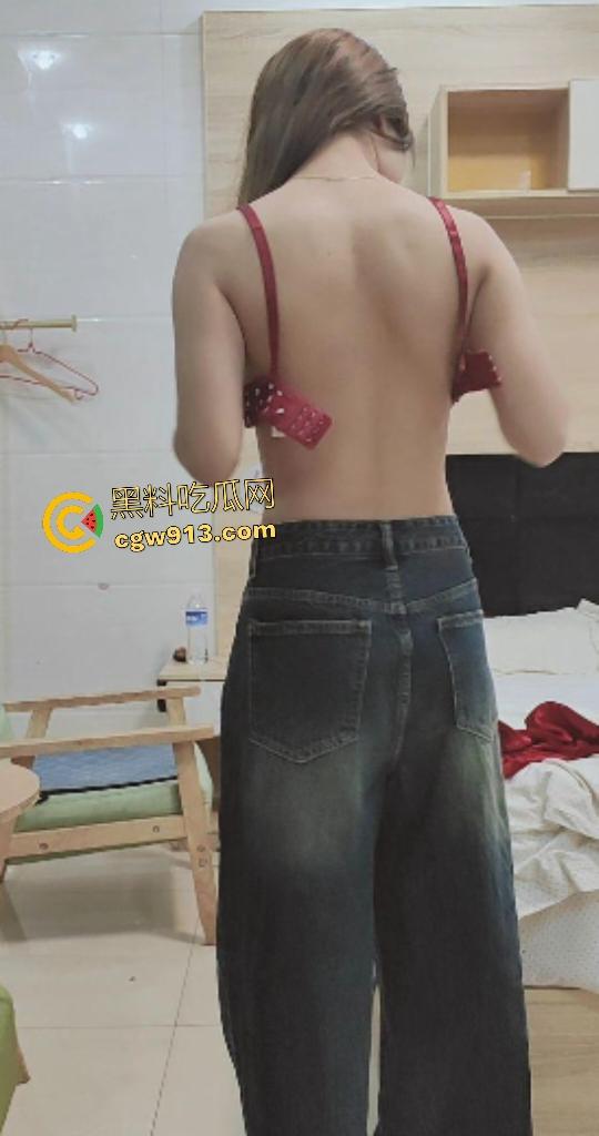 酒店终极海角老弟征服姐姐！老弟假按摩真开干，饥渴骚姐被操到狂喷淫水，姐姐这功力果然是个老司机啊！-1