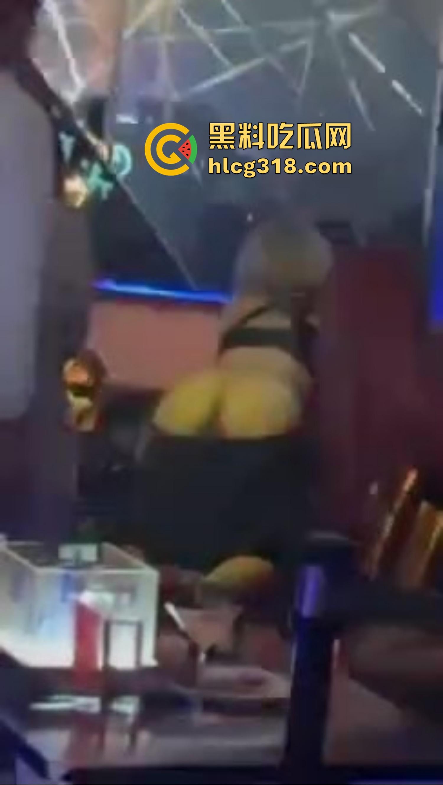 夜店不跳舞不喝酒，就爱舔奶子，骚女当众掀衣喂奶，男的舔得像喝汤，众人围拍像看活春宫！-1