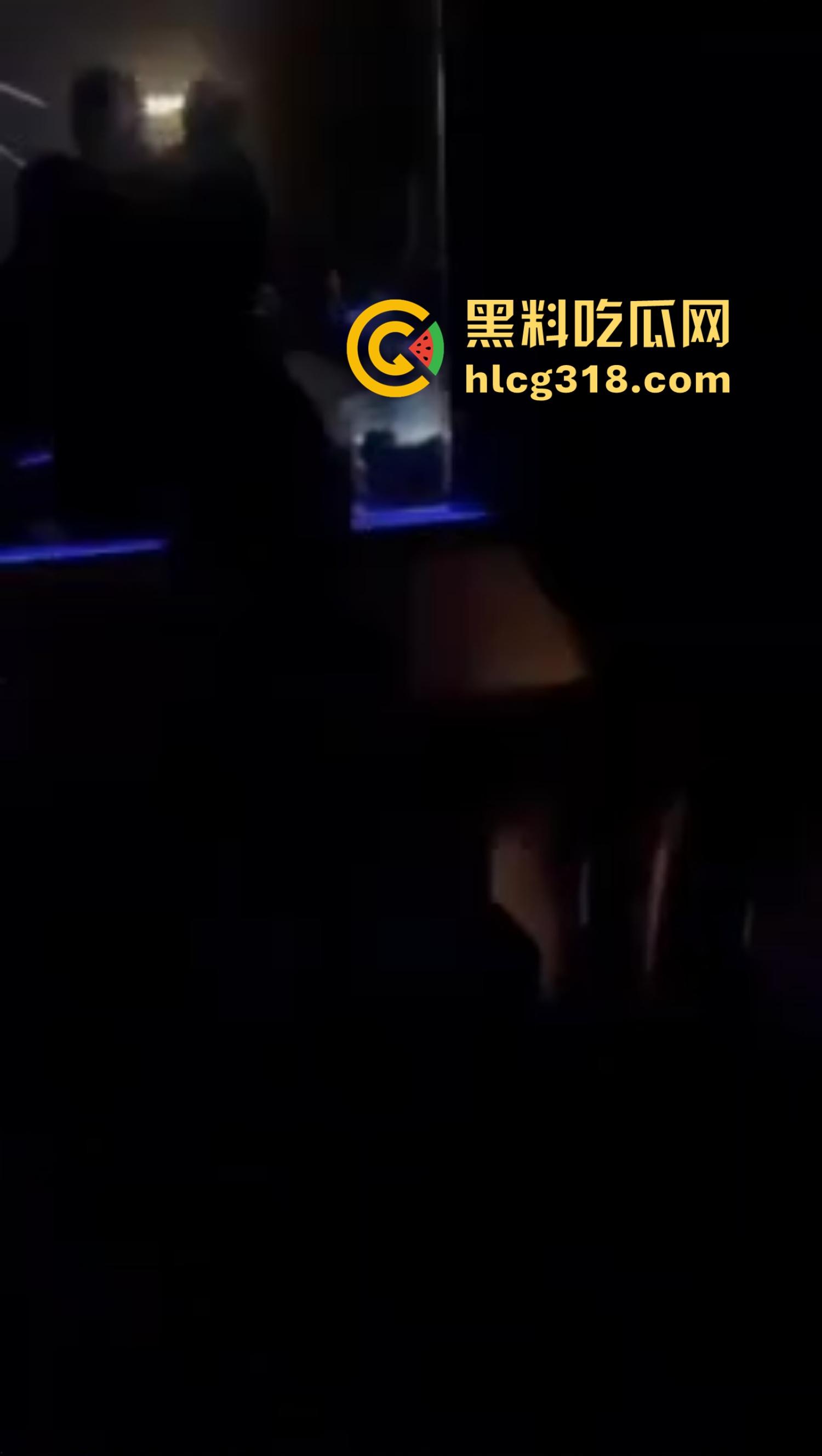 夜店不跳舞不喝酒，就爱舔奶子，骚女当众掀衣喂奶，男的舔得像喝汤，众人围拍像看活春宫！-4