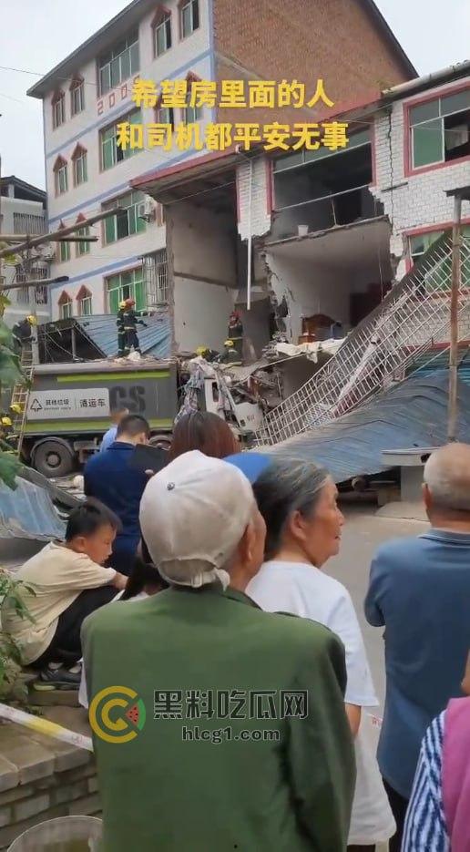 重庆石柱惊悚车祸！垃圾清运车失控撞民房，致1死1伤-3