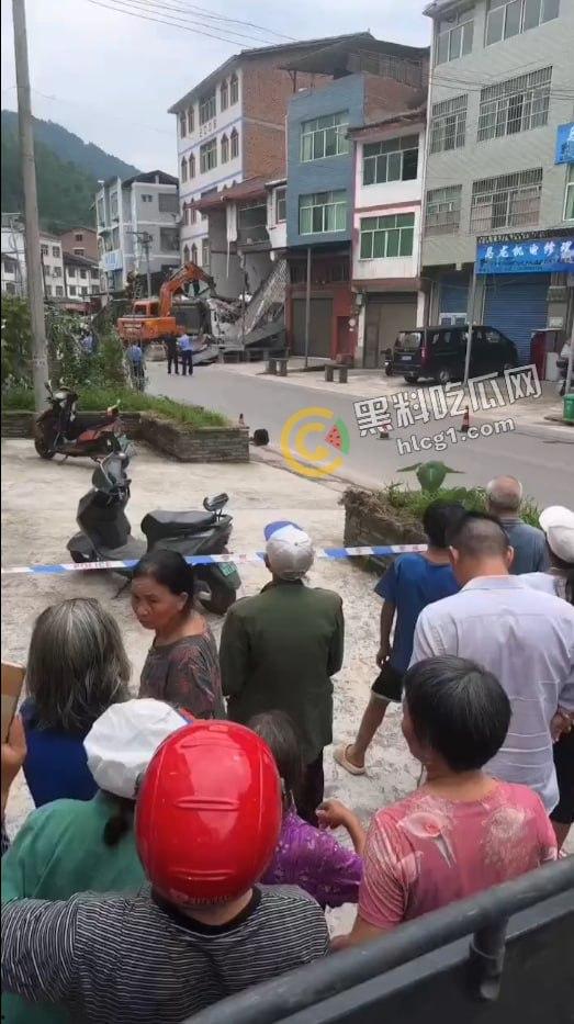 重庆石柱惊悚车祸！垃圾清运车失控撞民房，致1死1伤-4