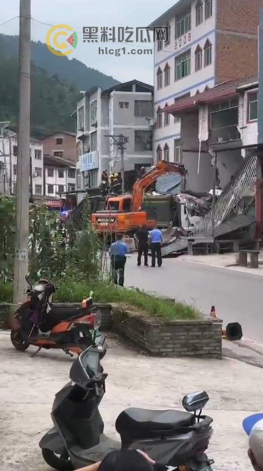 重庆石柱惊悚车祸！垃圾清运车失控撞民房，致1死1伤-5