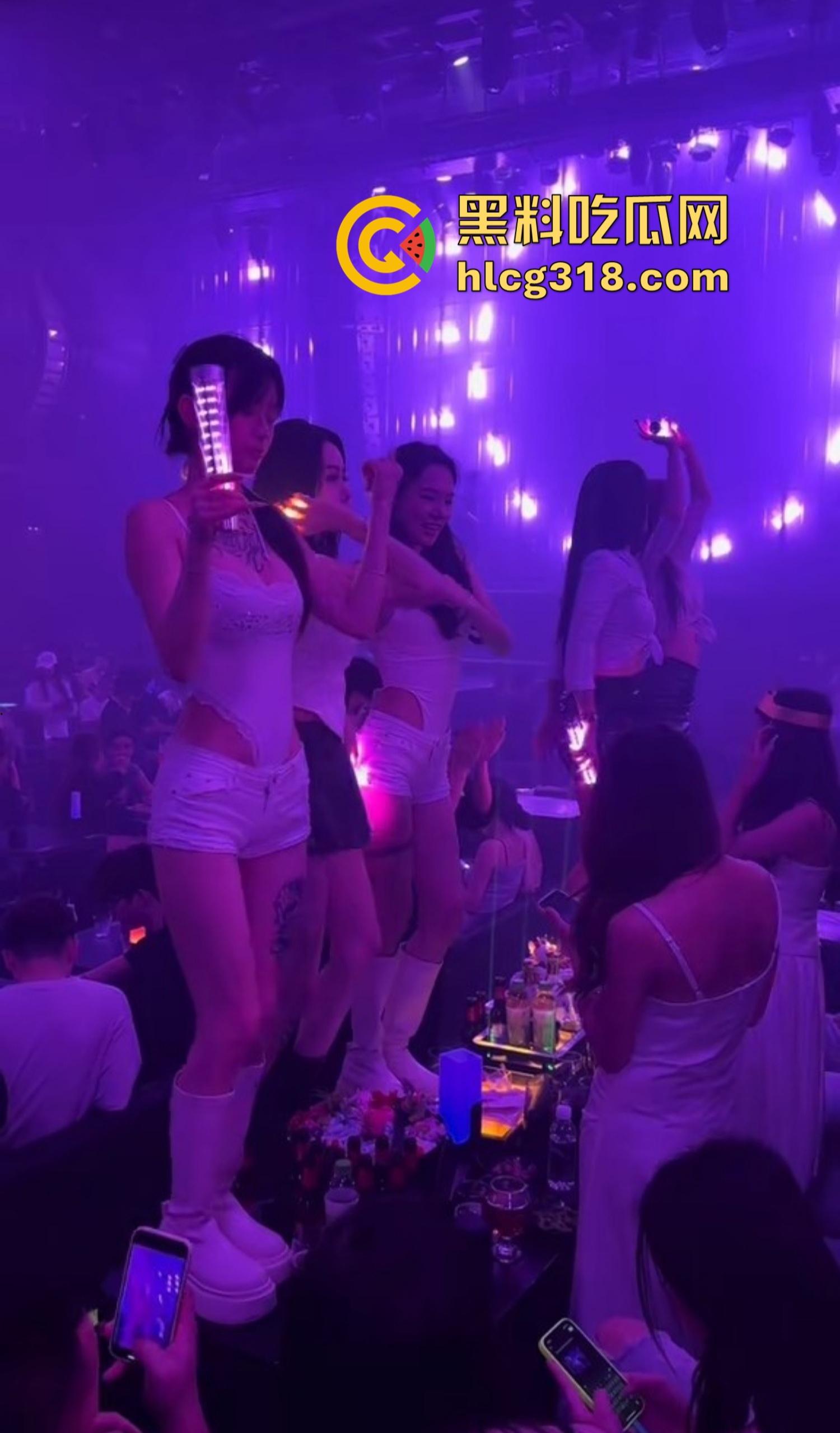 福州MK酒吧半夜淫乱失控，俩妹大厅脱光被大哥轮流狂操，咱就说也是第一次知道酒吧能玩3P！-9