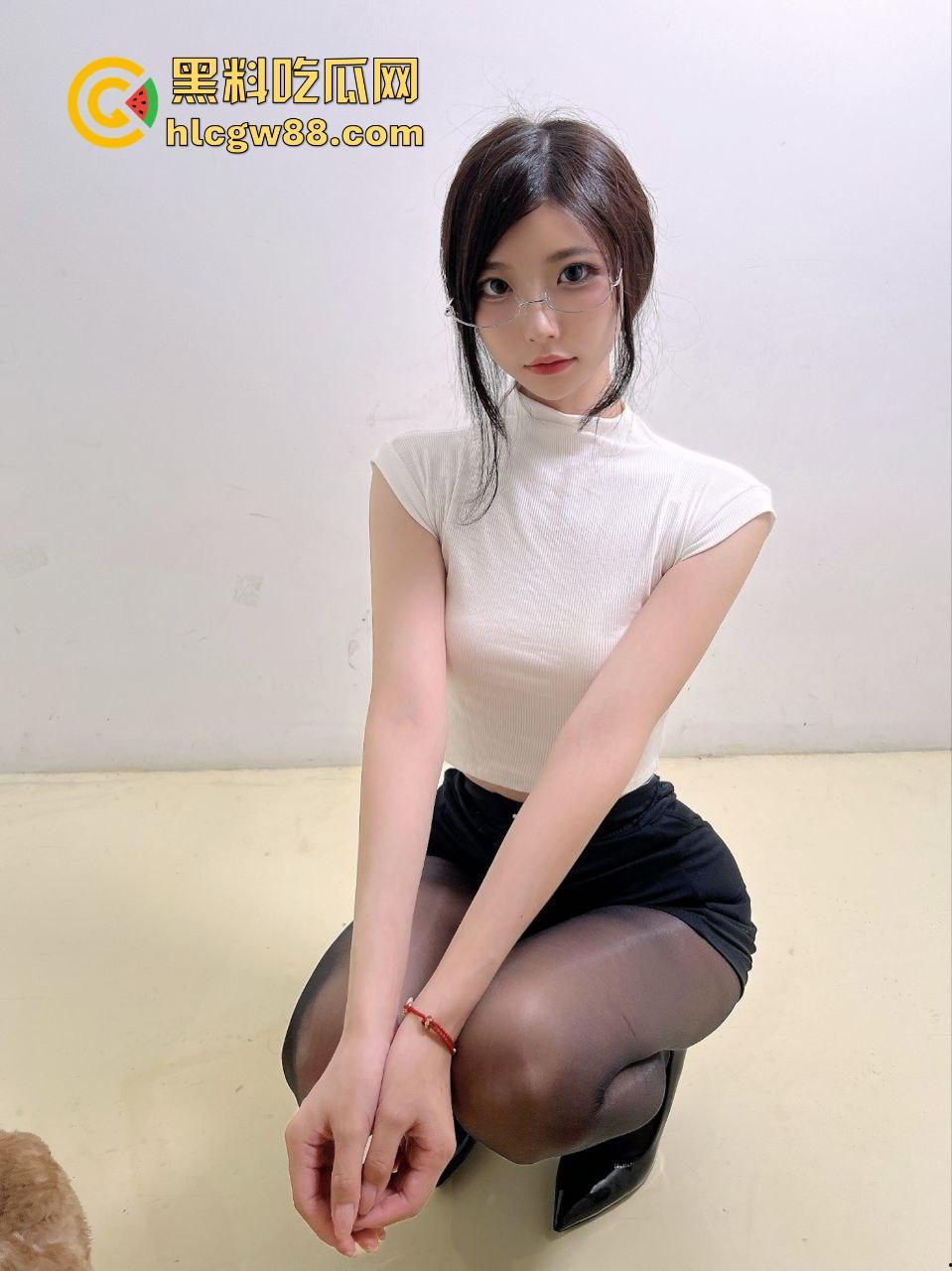 微密圈极品诱惑网红【陈妮妮】付费写真曝光，各种情趣制服 极品 水蛇腰 丰臀 巨乳满满的诱惑感！-2