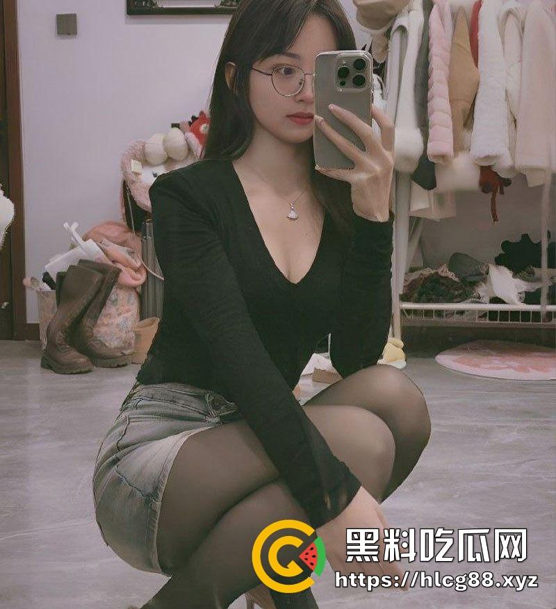 海南反差骚幼师【秦舒培】表面上清纯眼镜妹 私下却是精盆公交车 到处聊骚约炮-12