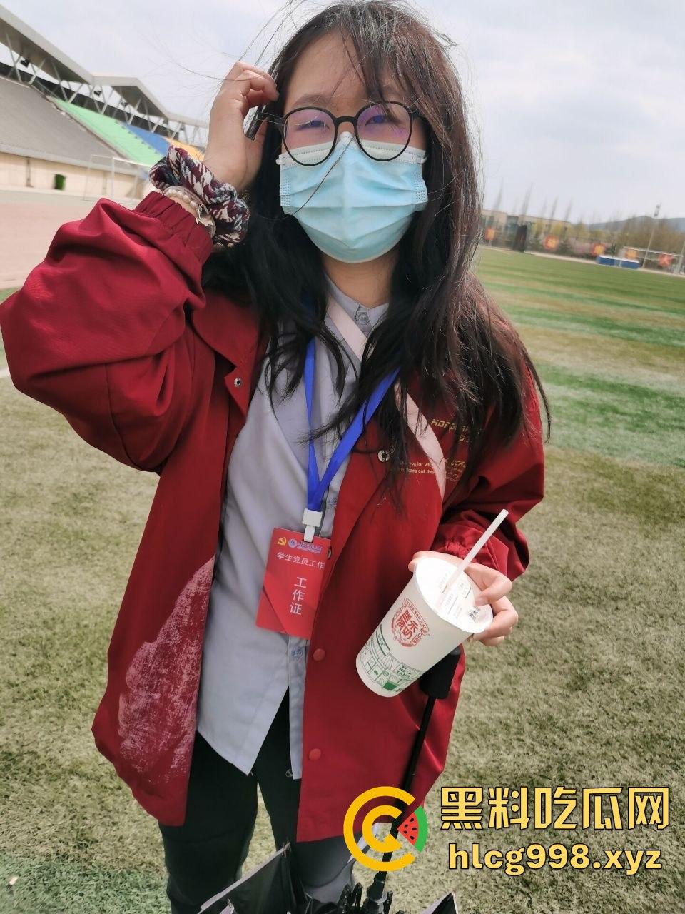 青海师范大学嫩妹【雷娇】翻车！党员身份掩盖不住母狗本色，异地男友曝光无套约炮视频！-2