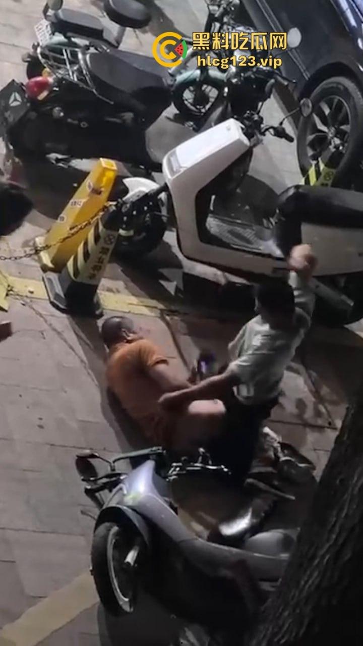 21世纪抓小三新高度 男小三惨遭脱裤捏命根子 哪里操的我老婆就毁掉哪里！-3