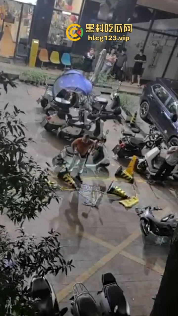 21世纪抓小三新高度 男小三惨遭脱裤捏命根子 哪里操的我老婆就毁掉哪里！-9