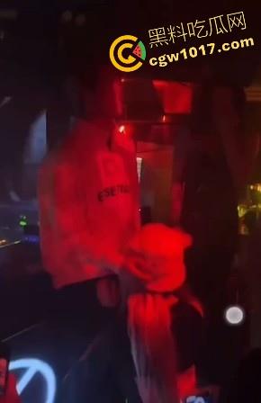 湖南长沙骑士酒吧又玩出新高度，女DJ现场给富二代口交，暴力深喉输出，还当众后入，卧槽玩这么刺激的吗！！-5