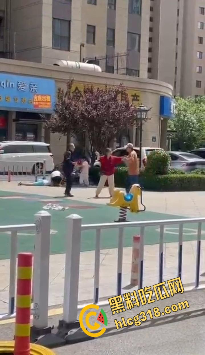 公园小伙子和大爷之间的激战，小伙打不到大爷直接躺地上，大爷一挑三打趴小伙引全场狂笑 ！-2