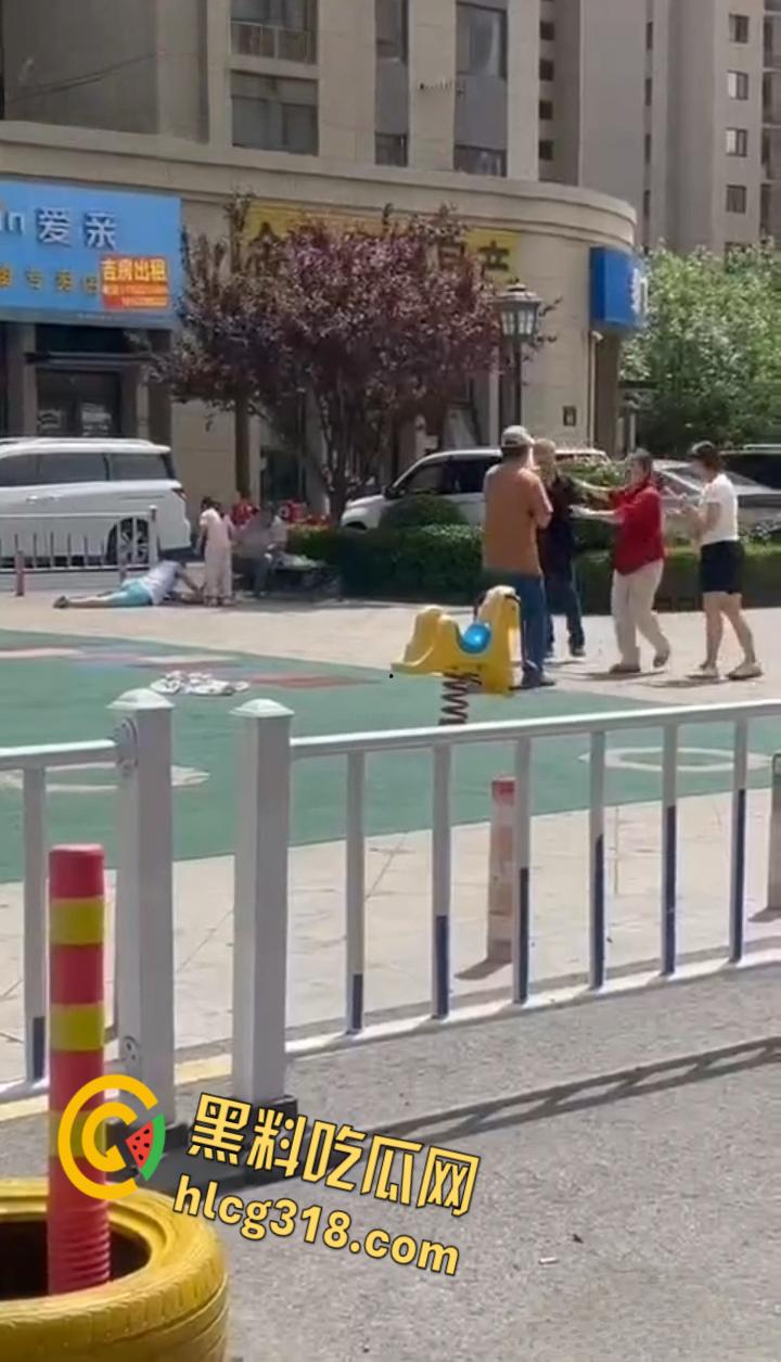 公园小伙子和大爷之间的激战，小伙打不到大爷直接躺地上，大爷一挑三打趴小伙引全场狂笑 ！-3