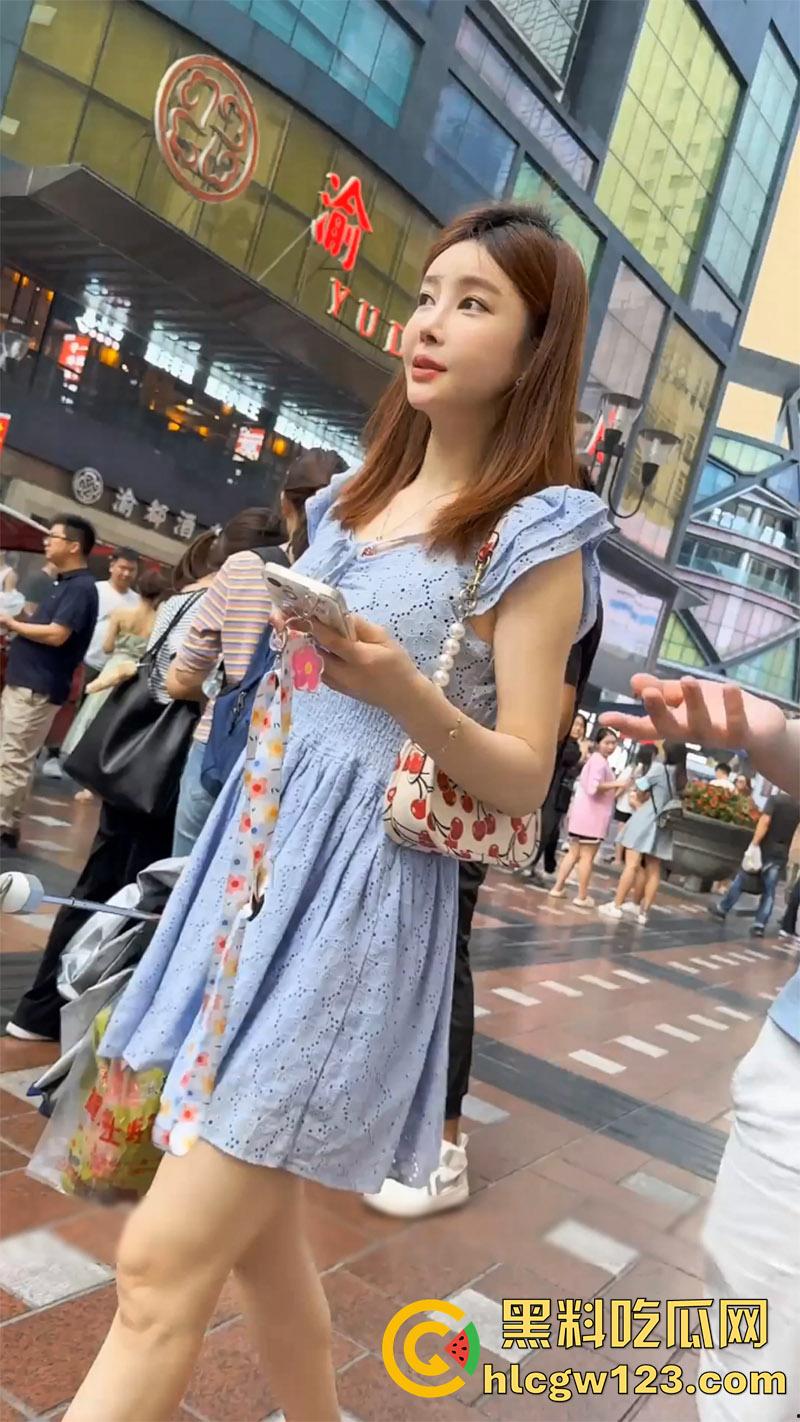 大神冒死抄底偷拍，连衣裙美女和男友逛街，翘臀夹骚内越走越紧，包臀裙美女粉内太诱人了！-1