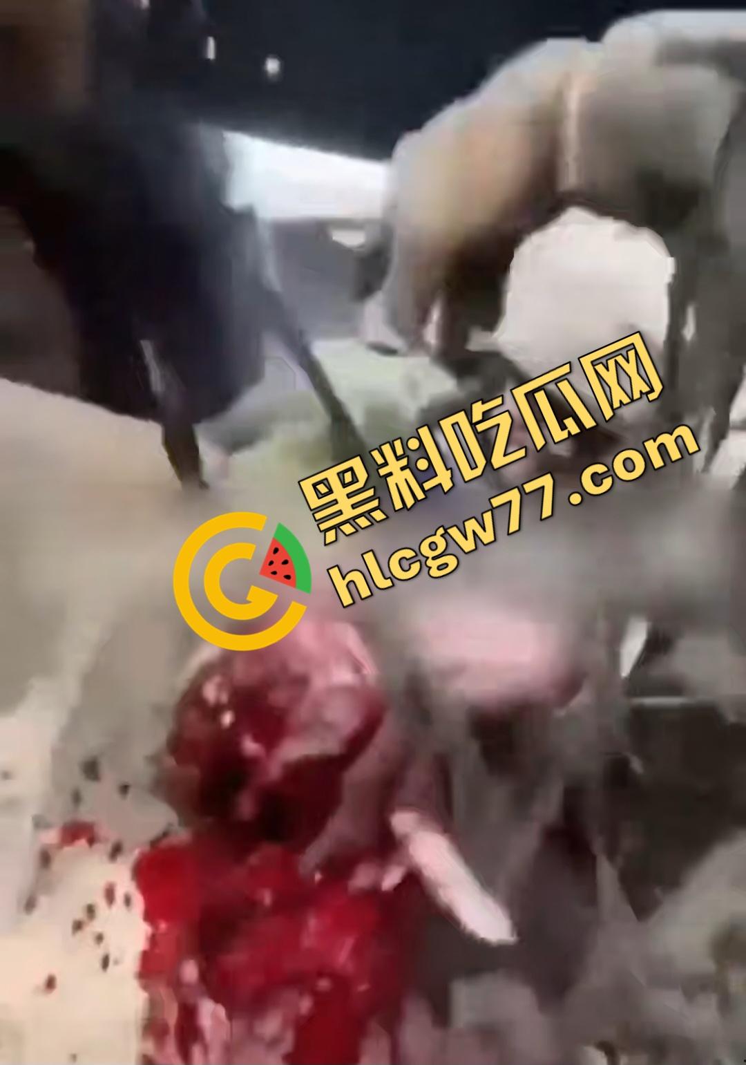 俄乌战场出现食人兵？士兵炸弹炸飞手臂骨髓喷溅，一旁队友饿了还吸食血液充饥！-5