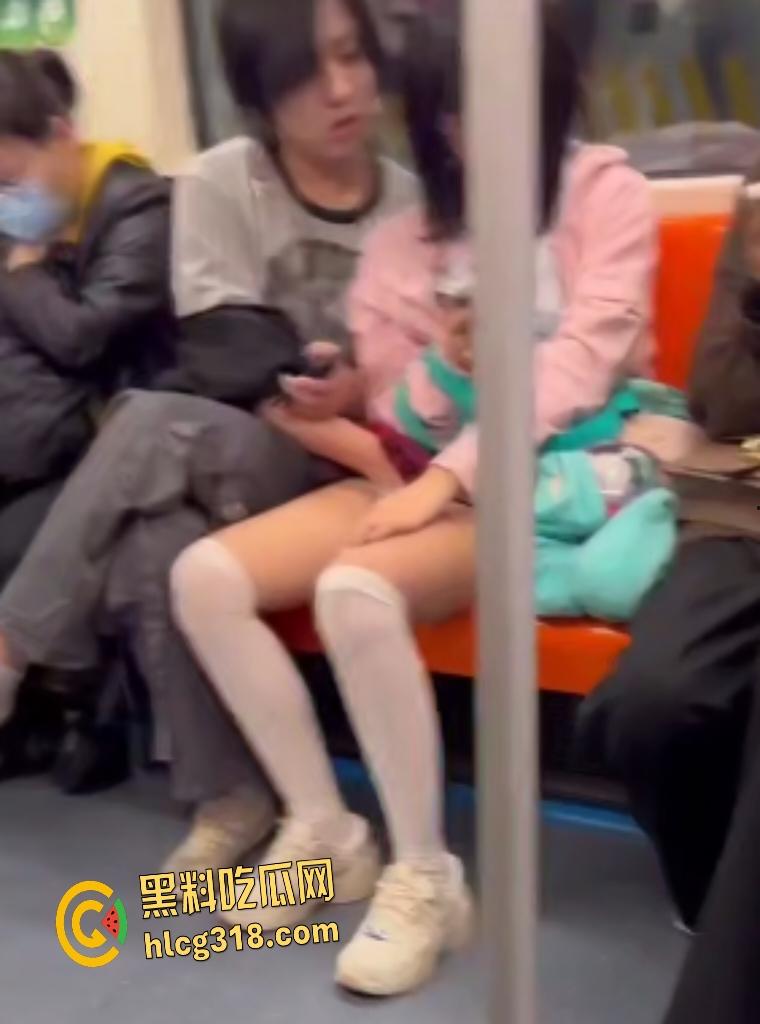 情侣坐地铁男友趁机伸手萝莉女白裙下抠逼！边抖腿边摸，这还紧张上了？摸完还闻一闻啥味-1