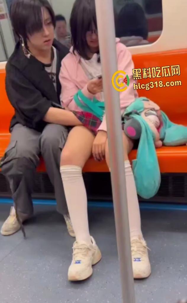 情侣坐地铁男友趁机伸手萝莉女白裙下抠逼！边抖腿边摸，这还紧张上了？摸完还闻一闻啥味-5
