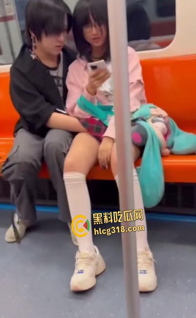 情侣坐地铁男友趁机伸手萝莉女白裙下抠逼！边抖腿边摸，这还紧张上了？摸完还闻一闻啥味-6