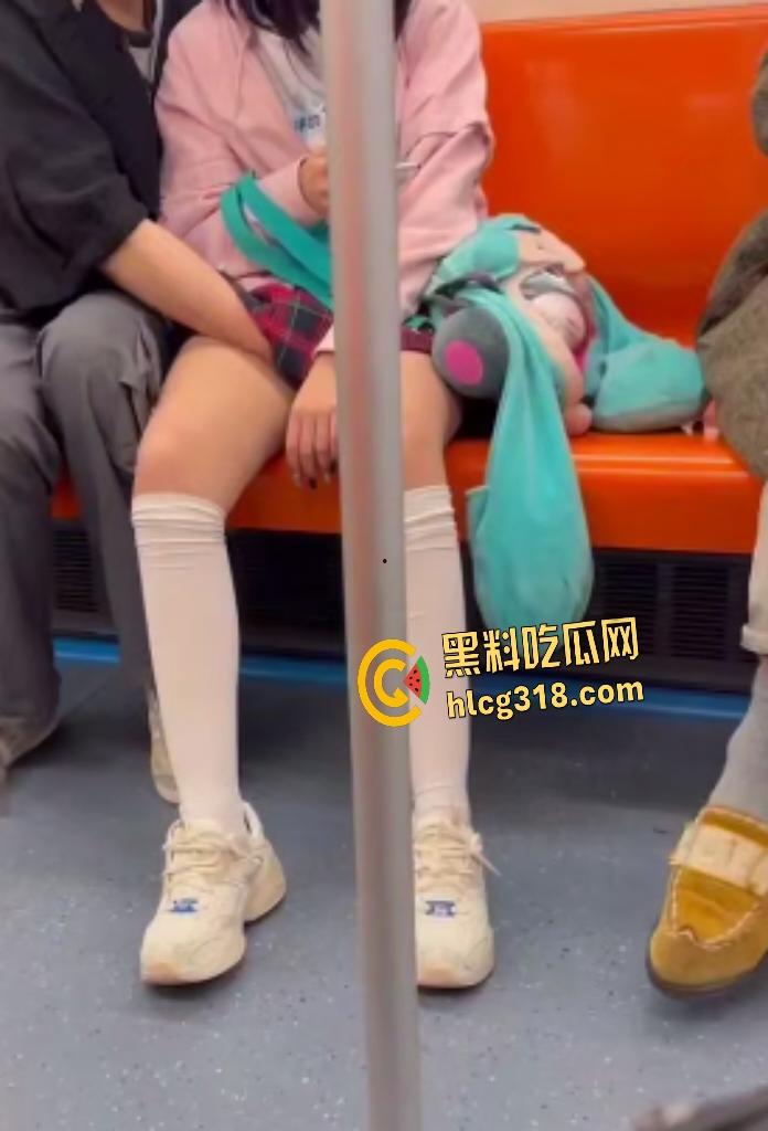 情侣坐地铁男友趁机伸手萝莉女白裙下抠逼！边抖腿边摸，这还紧张上了？摸完还闻一闻啥味-8