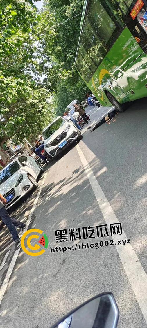 西平汽车站车祸现场视频！男子不戴头盔被公交车碾压爆头 一地脑浆 血腥慎入-2