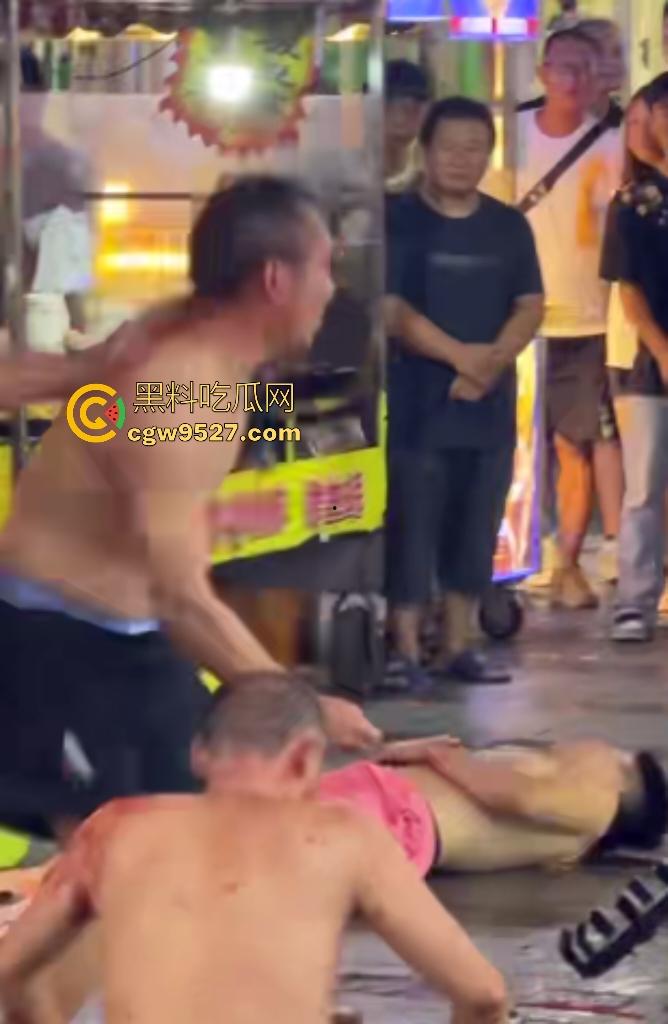 桂林正阳步行街血战爆发！两老汉调戏美女引男朋友群殴，塑料凳飞舞爆头，女友最后不忘怒踹头颅！-3