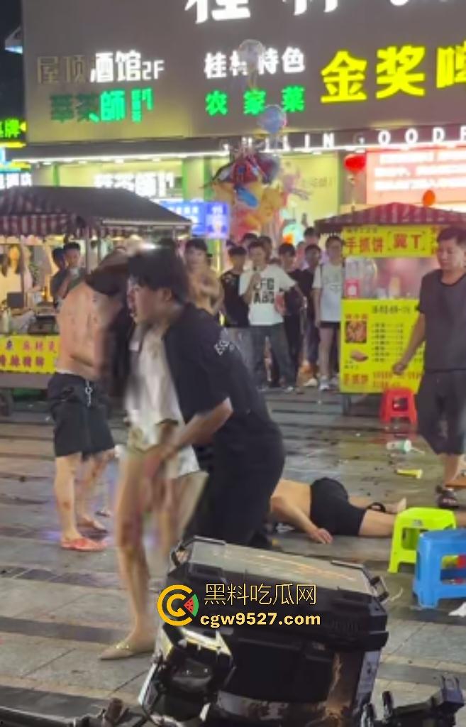 桂林正阳步行街血战爆发！两老汉调戏美女引男朋友群殴，塑料凳飞舞爆头，女友最后不忘怒踹头颅！-7