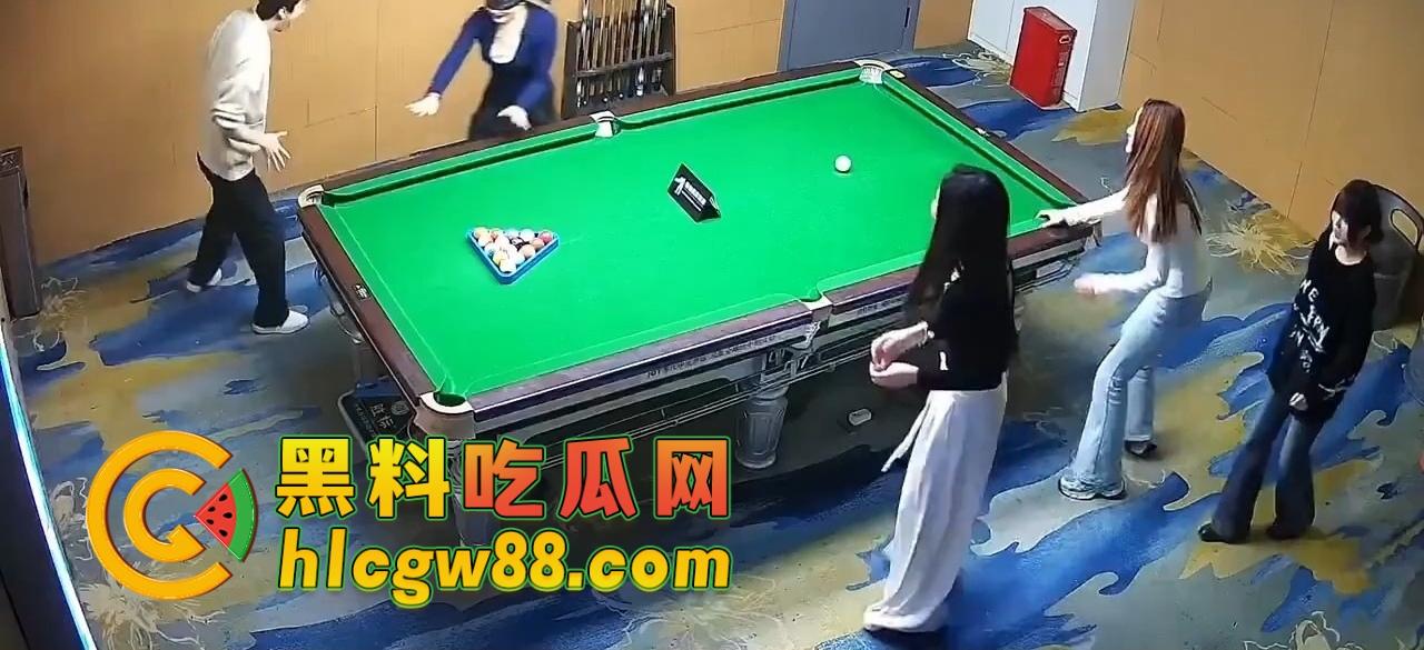 有钱人的快乐我们想象不到，陪玩8连发包厢猫抓人，1W充卡一杆球没打，全程不打球只玩女的！-11