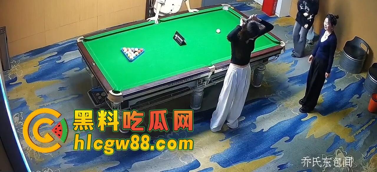 有钱人的快乐我们想象不到，陪玩8连发包厢猫抓人，1W充卡一杆球没打，全程不打球只玩女的！-15