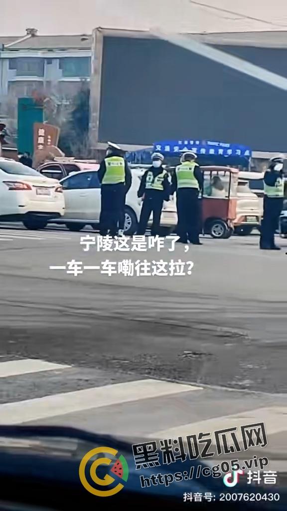 抖音千万热度！河南宁陵县学生校内跳楼自杀案件 家长和民众不满官方说法 在学校门口大批聚集抗议-13