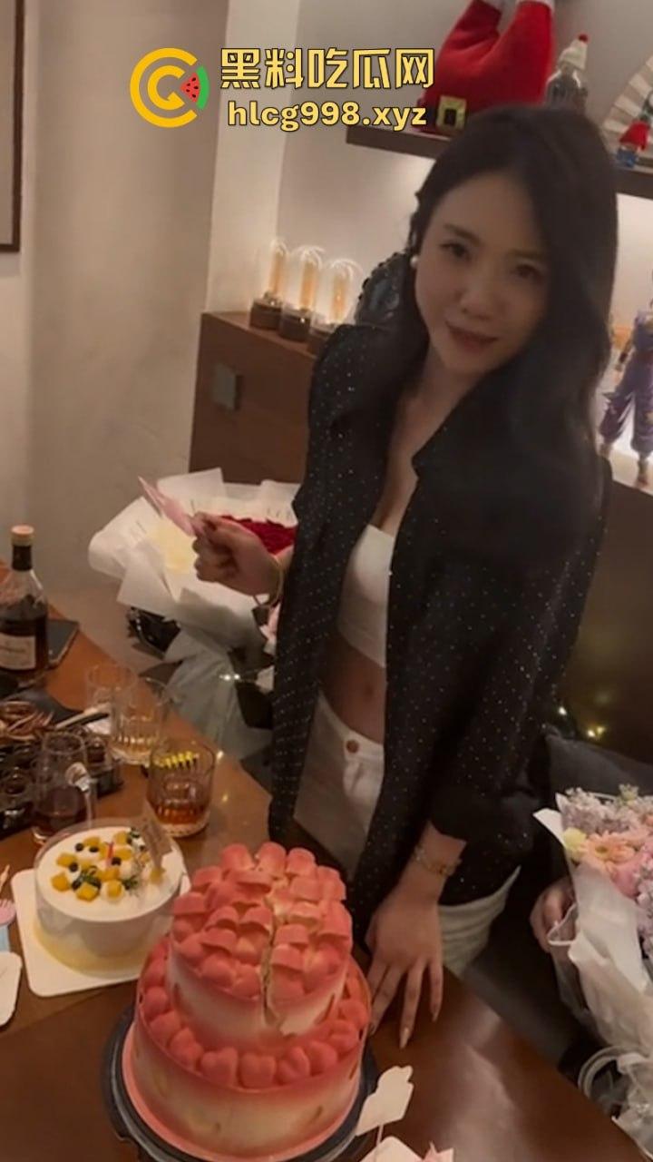 抖音网红【牛油果】季佩文早期不雅自拍视频泄密！真是不可多得的尤物！-8