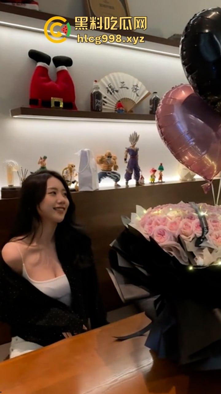 抖音网红【牛油果】季佩文早期不雅自拍视频泄密！真是不可多得的尤物！-9