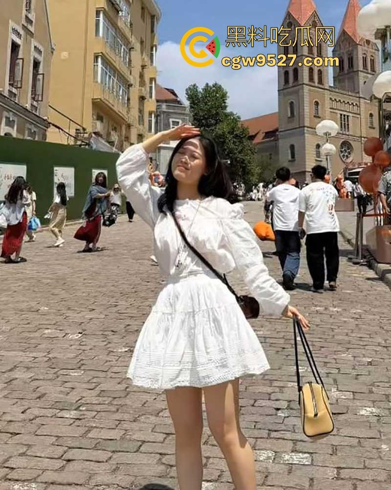 极品情侣泄密！清纯少女【杨淑珍】遇人不淑，性爱视频被前男友流出，极品身材一览无遗，性瘾超大超级反差！-2