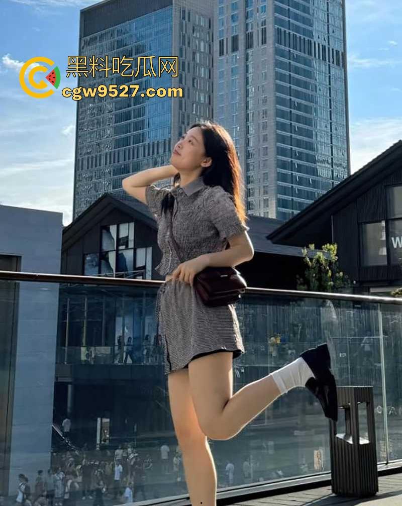 极品情侣泄密！清纯少女【杨淑珍】遇人不淑，性爱视频被前男友流出，极品身材一览无遗，性瘾超大超级反差！-3