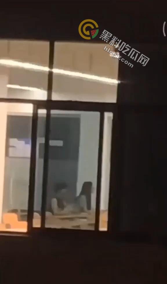 四川传媒学院情侣教室激情做爱，吃瓜群众围观拍摄，技院之名再添猛料！-6