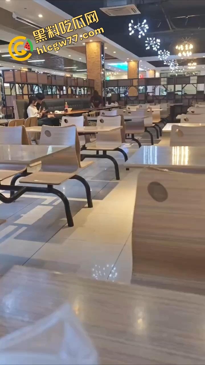 东莞开放大学食堂直接开干，女主餐桌下狂舔猛吞，吃上头当场骑脸开操，全程无视路人只顾自己摇摆！-6