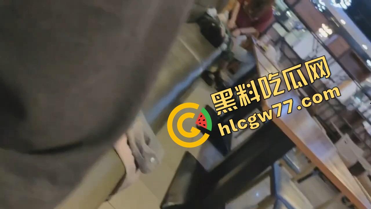 东莞开放大学食堂直接开干，女主餐桌下狂舔猛吞，吃上头当场骑脸开操，全程无视路人只顾自己摇摆！-9
