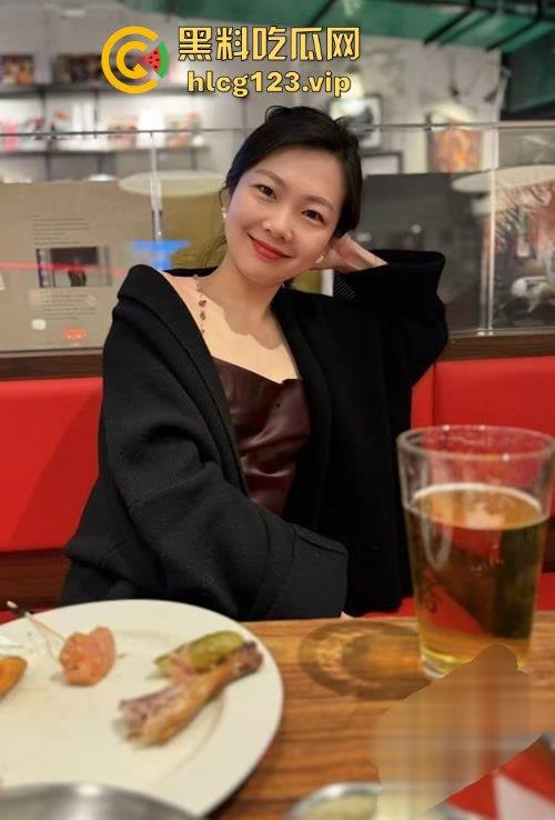 华夏航空传媒女强人『王文丽』趁老公不在家，和男同事偷情，后入爆操黑丝长腿，情趣内衣撩到爆炸！-5